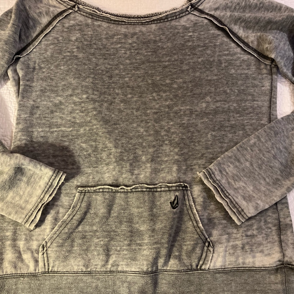 Volcom wideneck, slouchy, Ragland, long sleeved, raw edge seams. Kangaroo pocket